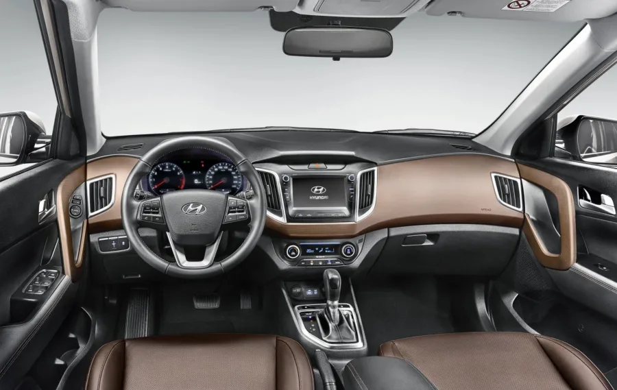 A transmissão automática de seis marchas com tração dianteira e direção elétrica oferece condução leve e previsível, tornando o Creta fácil de manobrar e confortável de dirigir.