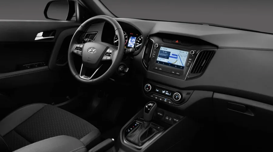 A segurança é um ponto alto, com seis airbags, controle de tração e estabilidade, assistente de rampa e monitoramento da pressão dos pneus.