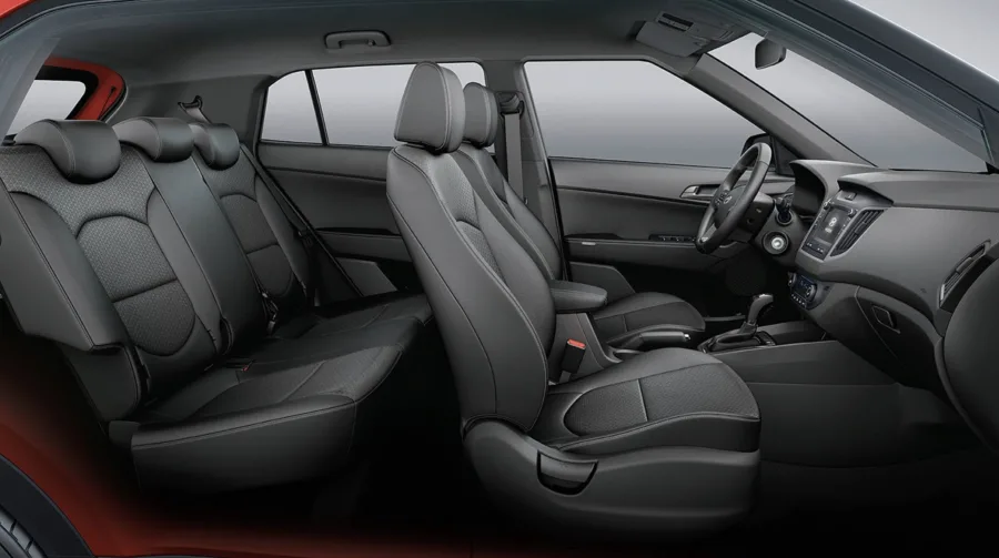 O interior acomoda 5 pessoas, tem porta-malas de 431 litros e boa ergonomia, adequado para famílias pequenas e viagens ocasionais.