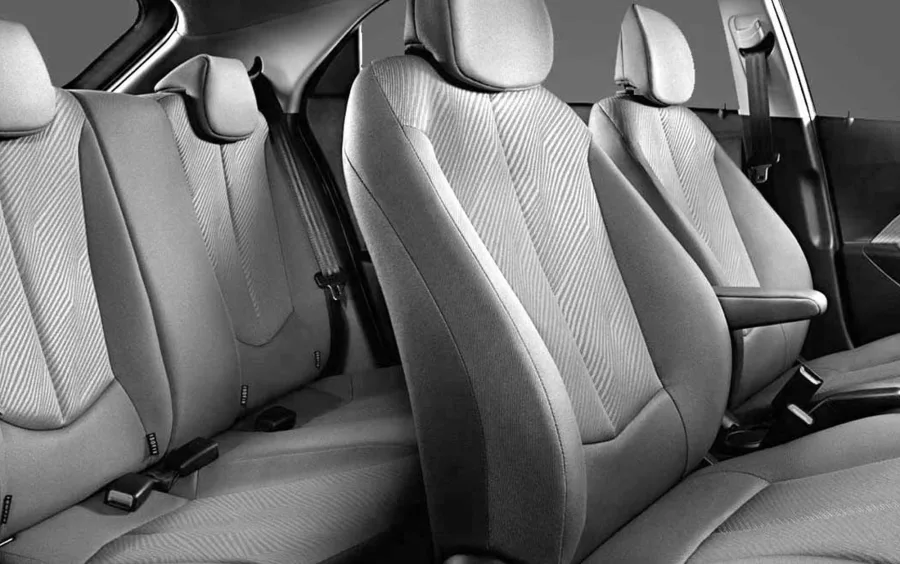 O câmbio manual de 5 marchas, direção hidráulica e tração dianteira proporcionam condução leve e previsível, com respostas rápidas em uso urbano.