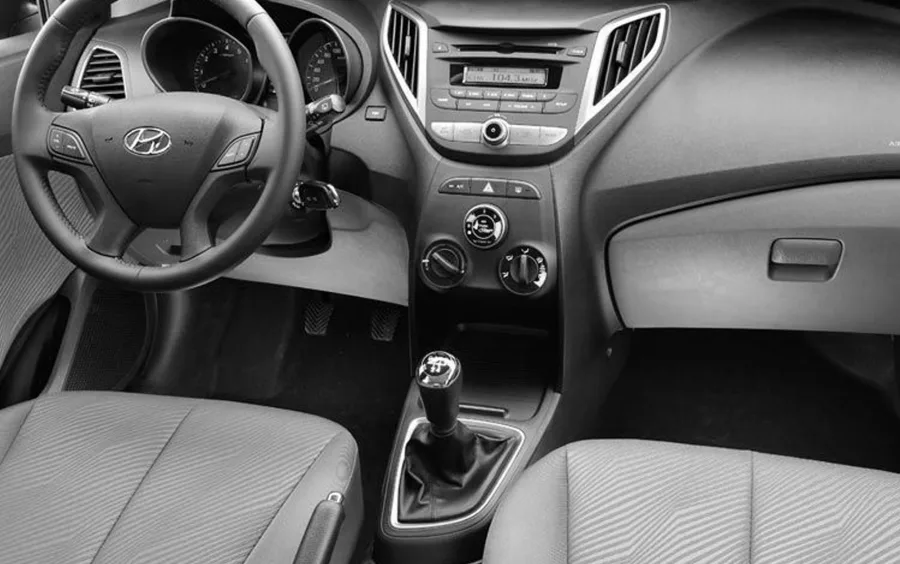 O câmbio manual de 5 marchas, direção hidráulica e tração dianteira proporcionam condução leve e previsível, com respostas rápidas em uso urbano.