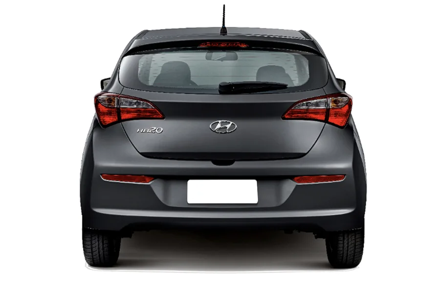 Pontos negativos: desempenho limitado com ar-condicionado ligado, ausência de controles de estabilidade e tração, e suspensão traseira que pode gerar ruídos com o tempo.