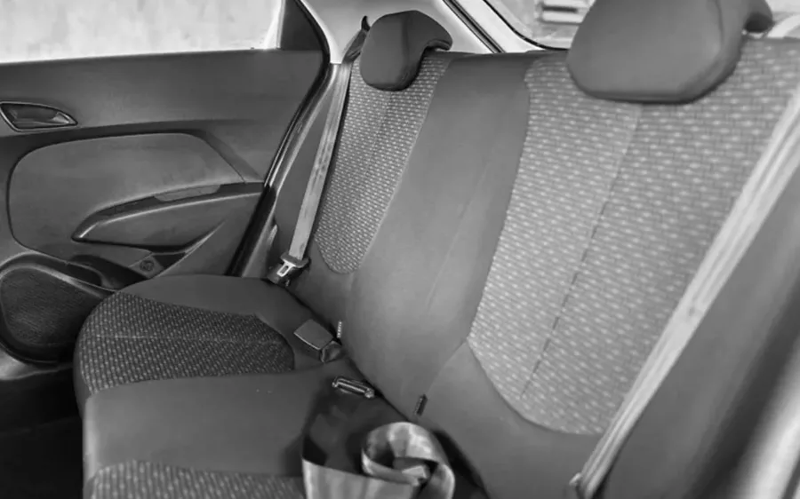 O interior comporta cinco ocupantes, com destaque para o conforto dos bancos dianteiros e o porta-malas de 300 litros. A carga útil é de 459 kg, ideal para o uso urbano.