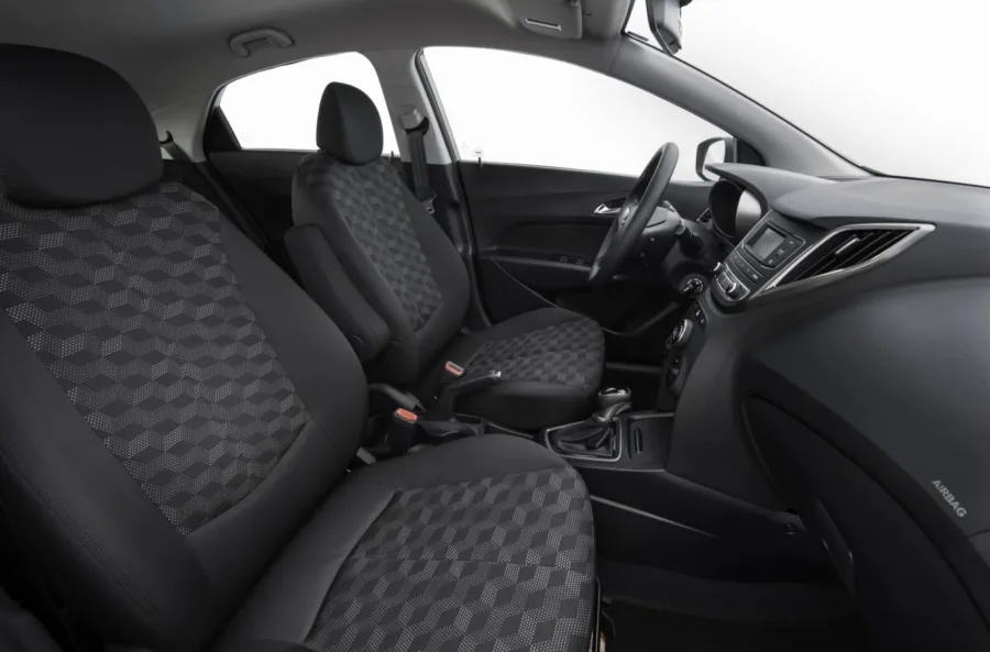 O consumo é razoável para um hatch automático: 7,1 km/l com etanol e até 12,5 km/l com gasolina. O tanque de 50 litros proporciona autonomia de até 625 km na estrada.