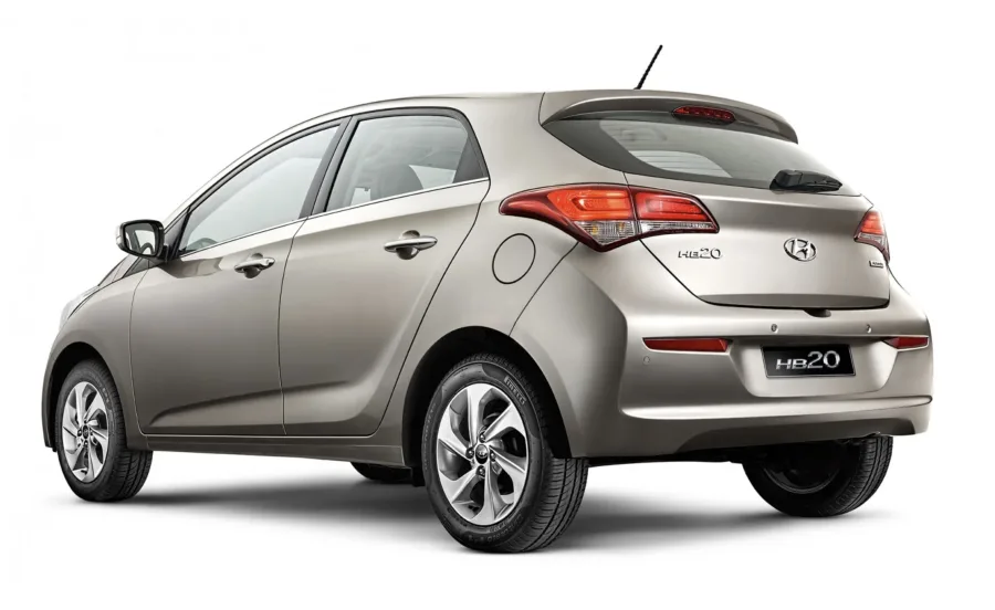 O consumo é razoável para um hatch automático: 7,1 km/l com etanol e até 12,5 km/l com gasolina. O tanque de 50 litros proporciona autonomia de até 625 km na estrada.