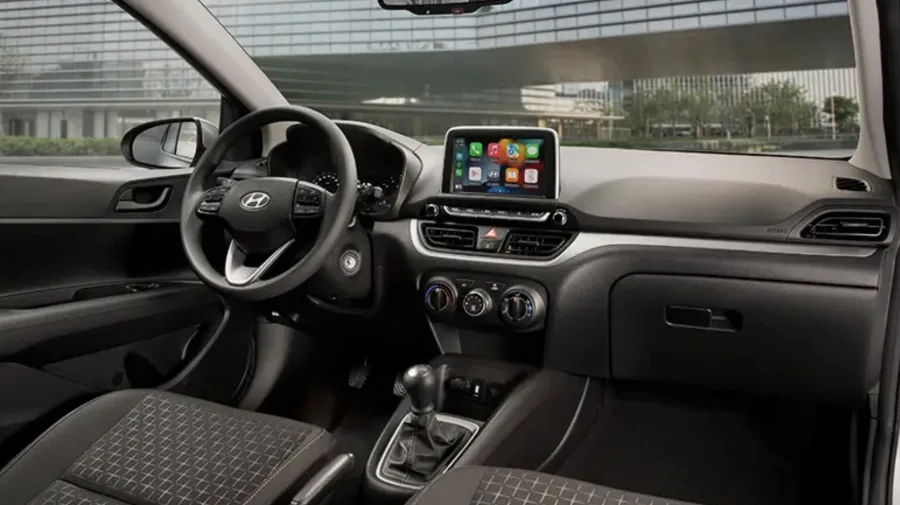 O câmbio manual de cinco marchas e a direção elétrica garantem suavidade e agilidade no trânsito urbano, tornando o HB20 Limited prático para uso diário.