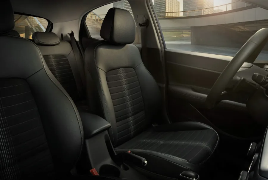 O HB20 Limited 2026 tem espaço para 5 pessoas, ar-condicionado, volante multifuncional, seis airbags e controle de estabilidade, unindo conforto e segurança.