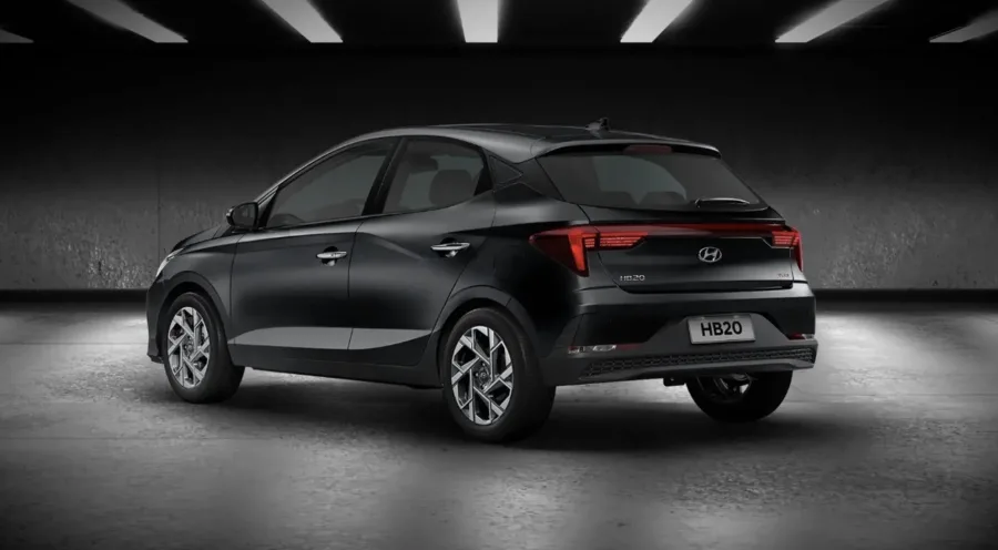 Com porta-malas de 300 litros e autonomia de até 770 km, o HB20 Limited 2026 é prático para o uso urbano e pequenas viagens, mas o espaço traseiro é limitado para adultos.