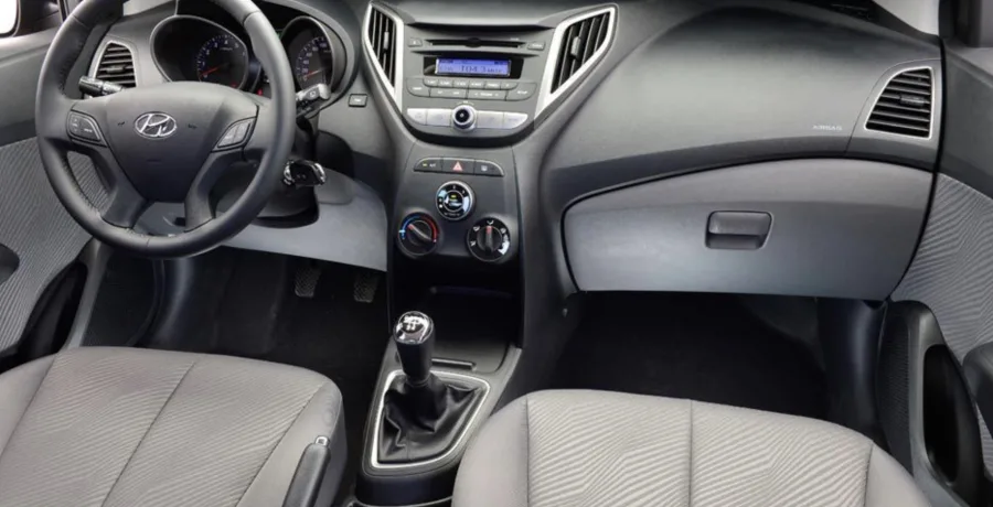 A transmissão manual de 5 marchas é leve e precisa, combinando com a direção hidráulica que mantém boa estabilidade e facilidade nas manobras.