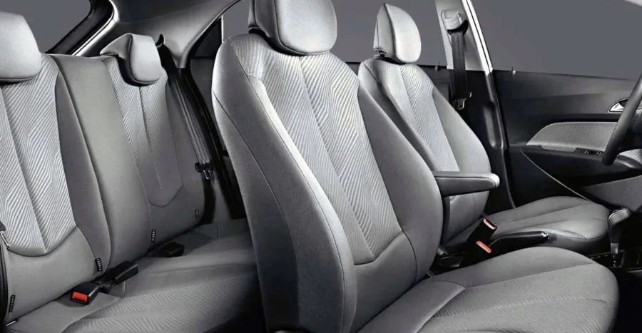 O interior acomoda cinco ocupantes, tem bom acabamento e porta-malas de 300 litros, ideal para o dia a dia e pequenas viagens familiares.