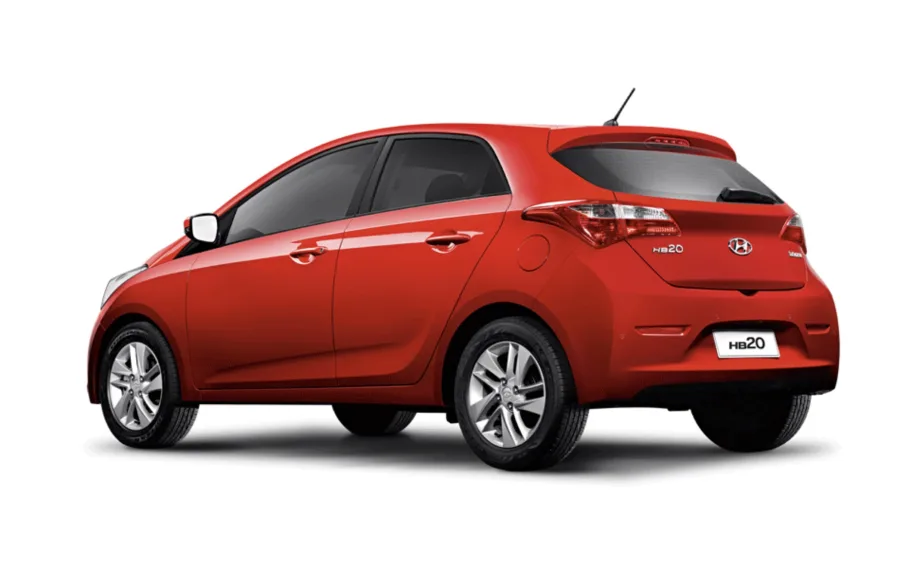 Consumo médio de 7 km/l com etanol e 11 km/l com gasolina; tanque de 50 litros garante autonomia de até 590 km.