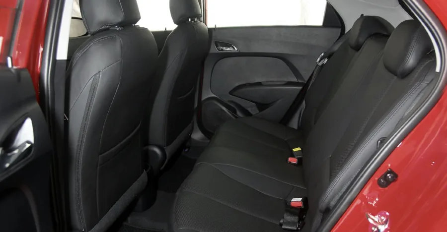 Interior para 5 lugares, com 300 litros de porta-malas e acabamento bem montado; conforto adequado para pequenas famílias.