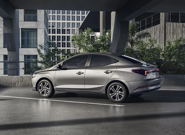 Hyundai HB20S: Com motor 1.0 aspirado, registra até 15,4 km/l em rodovia, reforçando o perfil urbano e o equilíbrio entre consumo e praticidade.