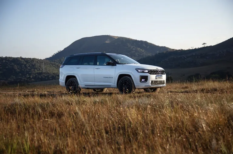 Jeep Commander Blackhawk 2.0 2026: Preço, Ficha técnica, Consumo, Equipamentos e Fotos; motor turbo de 272 cv garante força e desempenho nas viagens.