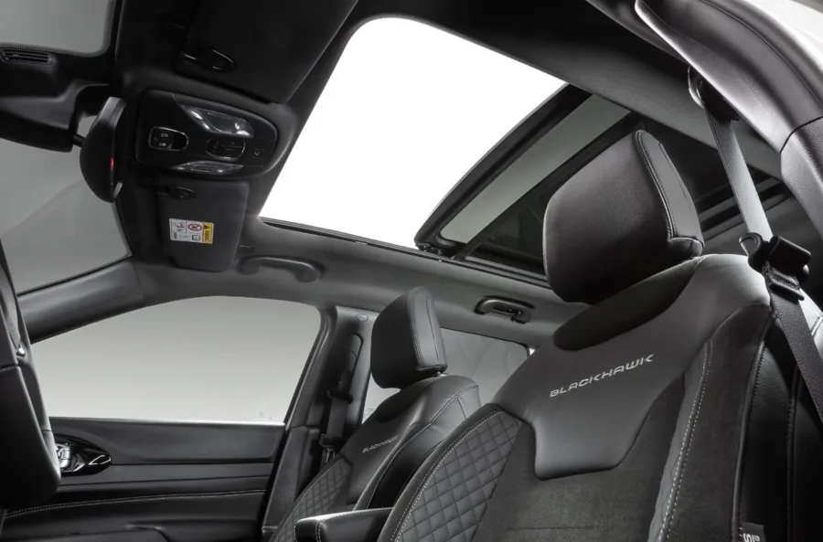 O interior acomoda cinco ocupantes, com bancos elétricos revestidos em couro, ar-condicionado dual zone, teto panorâmico e central multimídia conectada. Traz 410 litros de porta-malas, 2,63 m de entre-eixos e suspensão independente nas quatro rodas, priorizando conforto e estabilidade.