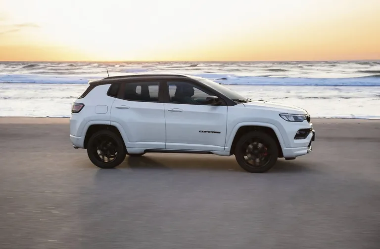 Jeep Compass Blackhawk 2.0 2025: Preço, Ficha técnica, Consumo, Equipamentos e Fotos; SUV de 272 cv alia tração 4×4 e conforto