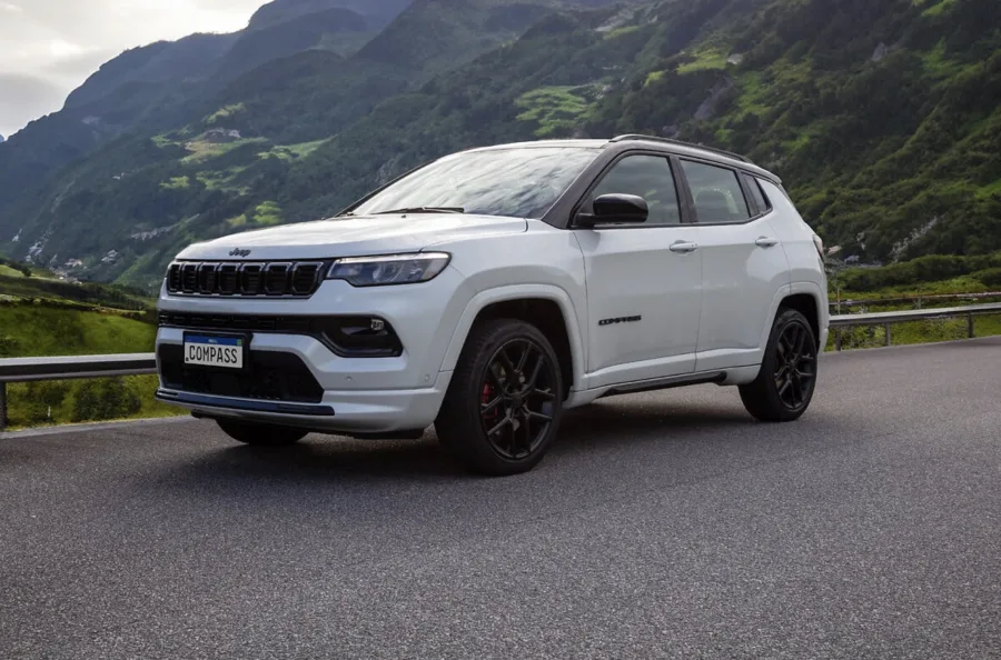 O motor 2.0 turbo Hurricane T4 entrega 272 cv e torque de 40,8 kgfm, com aceleração de 0 a 100 km/h em apenas 6,3 segundos. O conjunto proporciona respostas rápidas e força constante, tornando o SUV apto tanto para o dia a dia quanto para viagens.