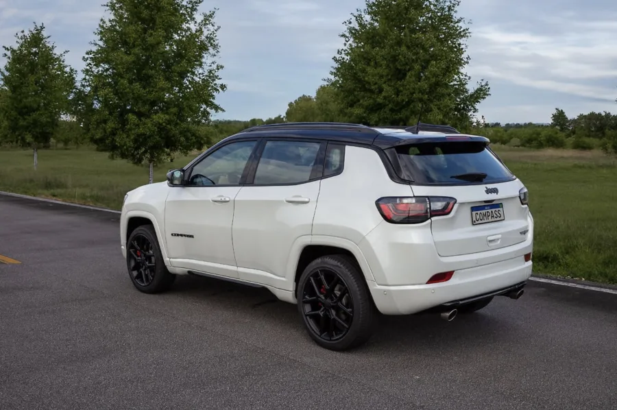 O consumo urbano é de 8,5 km/l e o rodoviário chega a 10,8 km/l, garantindo autonomia de 468 km na cidade e 594 km em estrada. O tanque de 55 litros e o câmbio automático de 9 marchas contribuem para uma condução equilibrada entre desempenho e economia.