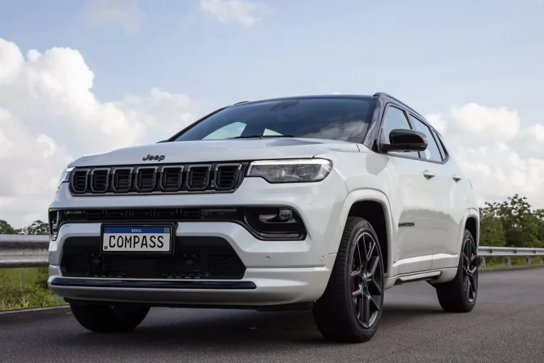 Jeep Compass Blackhawk 2026: 272 cv, tração 4x4 e desempenho de esportivo colocam o SUV médio em outro patamar de preço e custo de uso