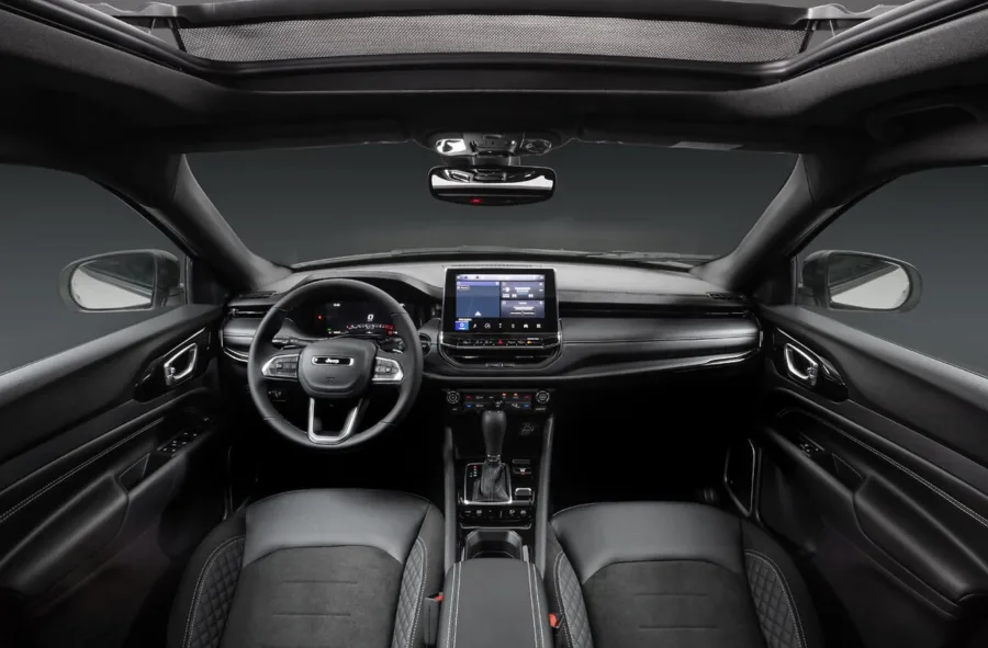 A transmissão automática de nove velocidades com tração 4x4 sob demanda facilita o uso no trânsito e garante aderência em pisos molhados ou estradas de terra. O conversor de torque ZF 9HP assegura trocas suaves e precisas.