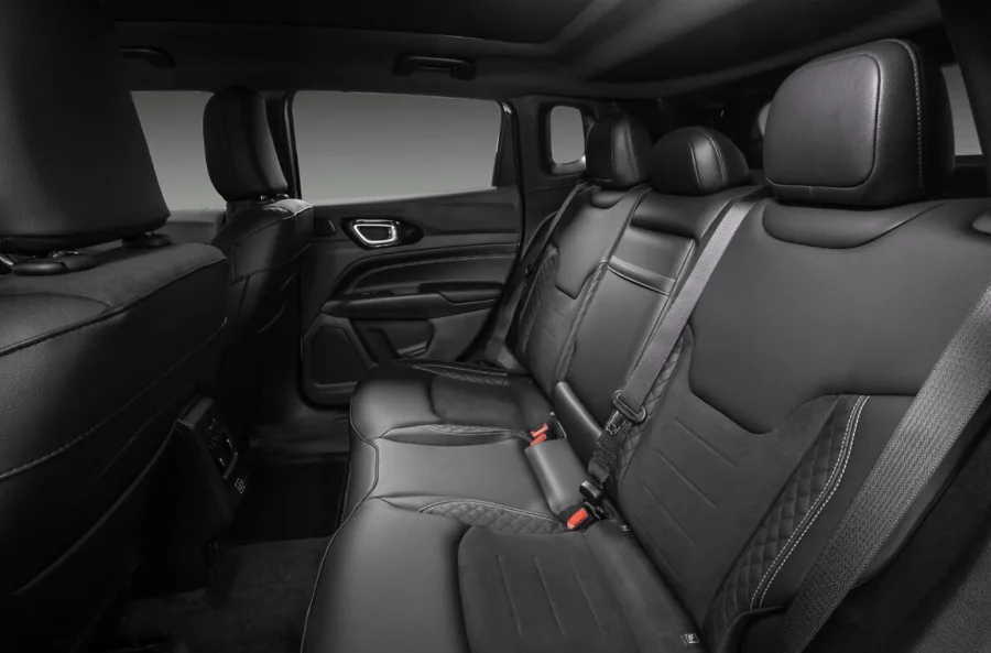 Com 5 lugares, bancos de couro, ar digital de duas zonas e som Beats, o Compass entrega tecnologia e segurança com sete airbags, controle de estabilidade e alerta de colisão.