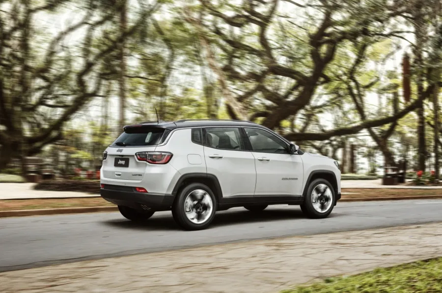 Consumo urbano de 5,5 km/l no etanol e até 10,5 km/l na gasolina, com tanque de 60 litros que garante autonomia de mais de 600 km.