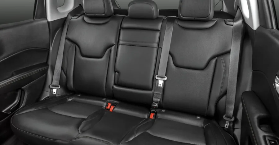 Cinco lugares, 410 litros de porta-malas e interior de couro com bom isolamento acústico, conforto e sensação de robustez típica da Jeep.