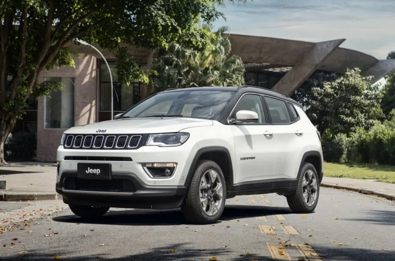 Jeep Compass Limited 2.0 2016 Flex: Preço, Ficha técnica, Consumo, Equipamentos e Fotos; SUV oferece conforto e robustez para quem busca espaço e dirigibilidade.