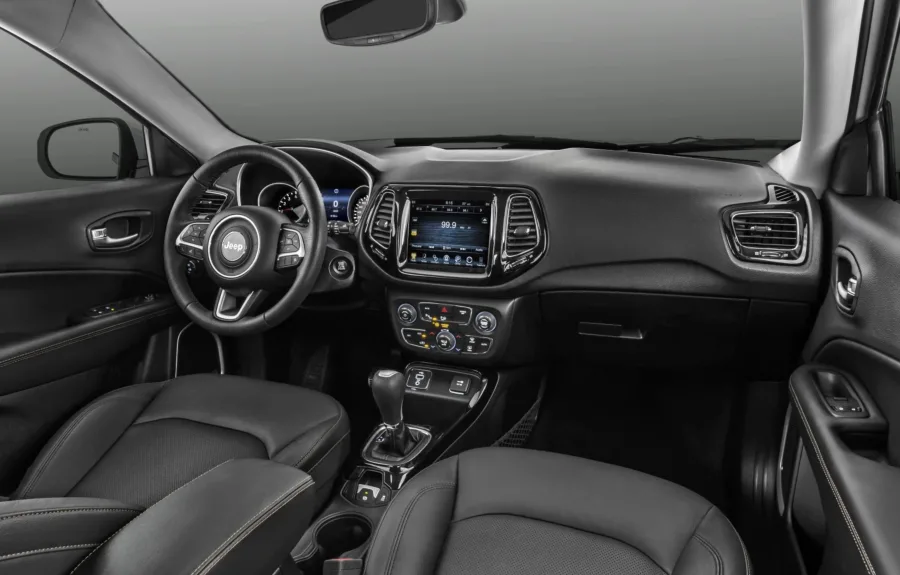 Câmbio automático de 6 marchas e direção elétrica tornam a condução leve, com respostas progressivas e boa estabilidade em curvas.