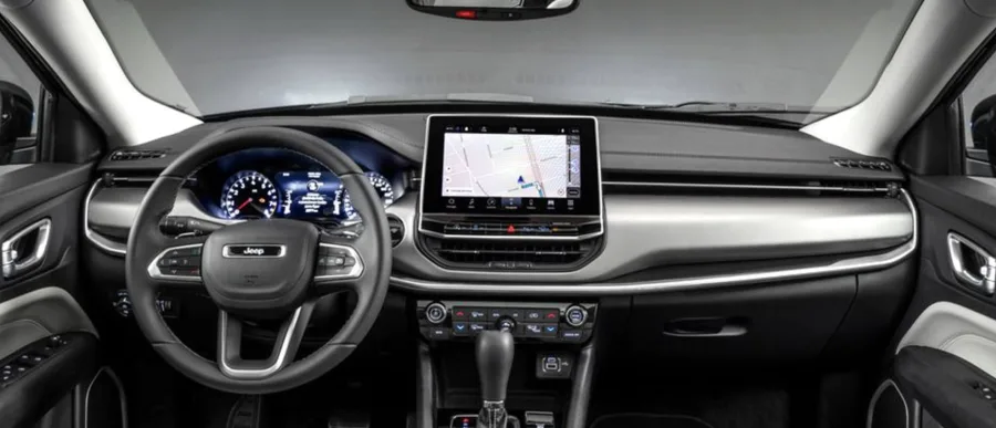 O interior tem acabamento em couro, espaço para cinco pessoas e porta-malas de 410 litros, ideal para viagens e uso familiar diário.