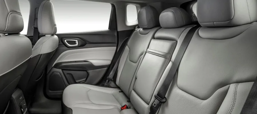 O modelo oferece transmissão suave, tração dianteira e dirigibilidade equilibrada, com suspensão independente nas quatro rodas e boa estabilidade.