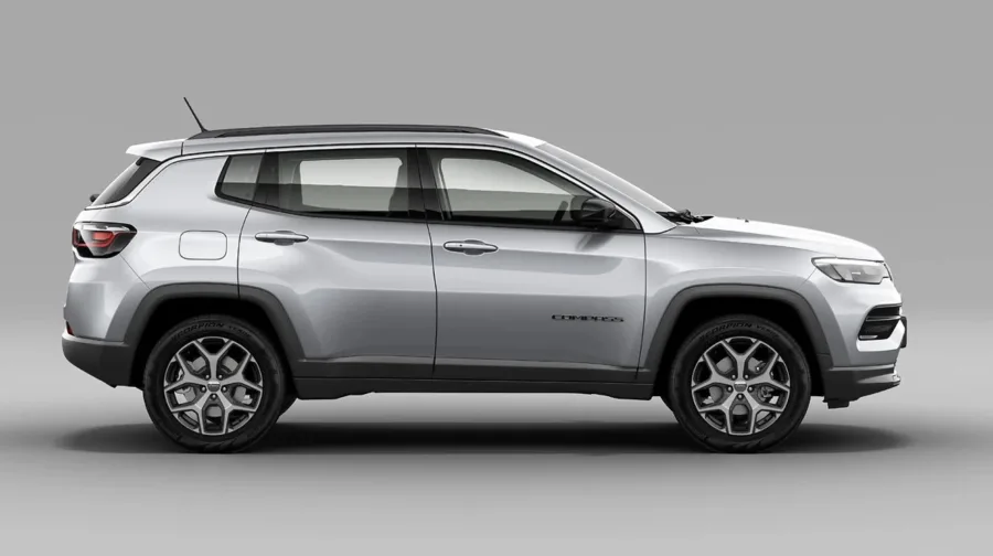 Quase dez anos após chegar ao Brasil, o Jeep Compass 2026 continua entre os SUVs médios mais vendidos, mesmo pressionado por rivais novos e um projeto que já mostra o tempo.
