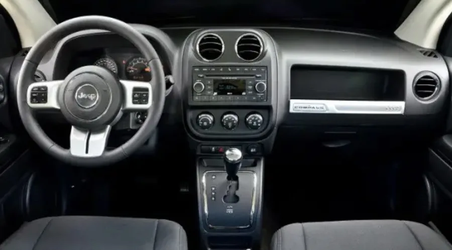 Interior com cinco lugares. A tração dianteira e o câmbio CVT de seis marchas entregam condução confortável, com trocas suaves e direção hidráulica que facilita manobras em baixa velocidade.