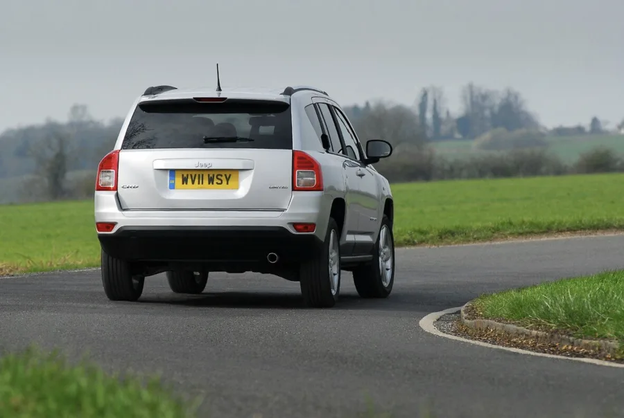 SUV médio voltado a famílias que buscam conforto e segurança. Ideal para uso urbano e viagens, oferece estabilidade, acabamento sólido e boa dirigibilidade.