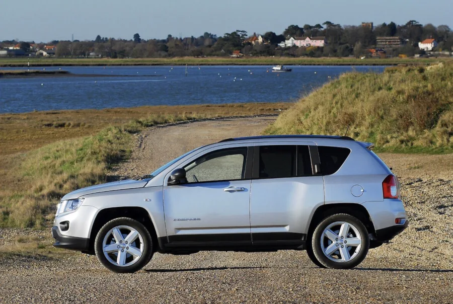 Consumo urbano de 7,6 km/l e rodoviário de 8,9 km/l, com tanque de 51 litros e autonomia total de até 454 km, o que garante viagens médias sem paradas frequentes.