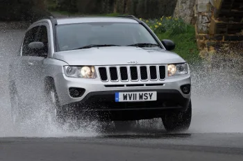Jeep Compass Sport 2.0 2012: Preço, Ficha técnica, Consumo, Equipamentos e Fotos; SUV de 156 cv de primeira geração tem visual simples e valor baixo