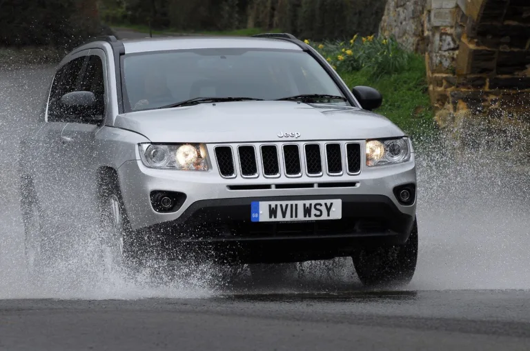 Jeep Compass Sport 2.0 2012: Preço, Ficha técnica, Consumo, Equipamentos e Fotos; SUV de 156 cv de primeira geração tem visual simples e valor baixo