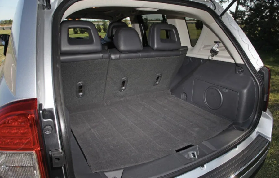 Porta-malas de 328 litros e boa ergonomia. O carro oferece conforto para família, mas o espaço traseiro é apenas razoável.