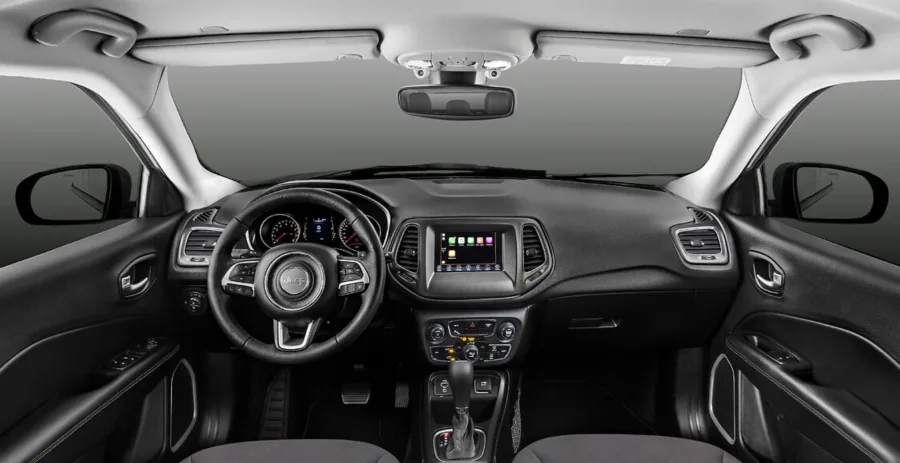 Com tração dianteira, direção elétrica e câmbio Aisin de seis marchas, a condução é leve e previsível. A suspensão independente nas quatro rodas reforça o conforto e o controle em curvas.