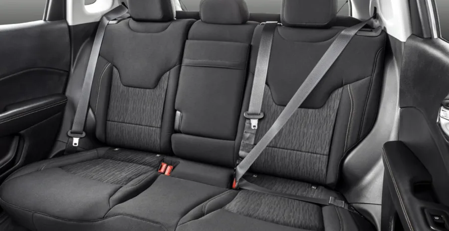 O interior tem cinco lugares e 410 litros de porta-malas. Bancos confortáveis, volante ajustável e ar-condicionado automático garantem conforto no uso urbano e viagens curtas em família.