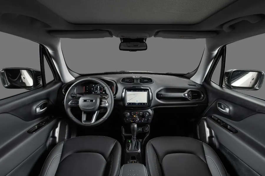 O câmbio automático de seis marchas e a direção elétrica proporcionam trocas suaves e controle preciso, tornando a condução agradável em qualquer tipo de trajeto urbano.