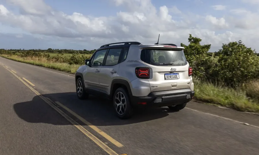 O Jeep Renegade Sahara 1.3 2025 é um SUV compacto voltado para quem busca conforto urbano e segurança em viagens curtas e médias, com condução estável e tração dianteira eficiente.
