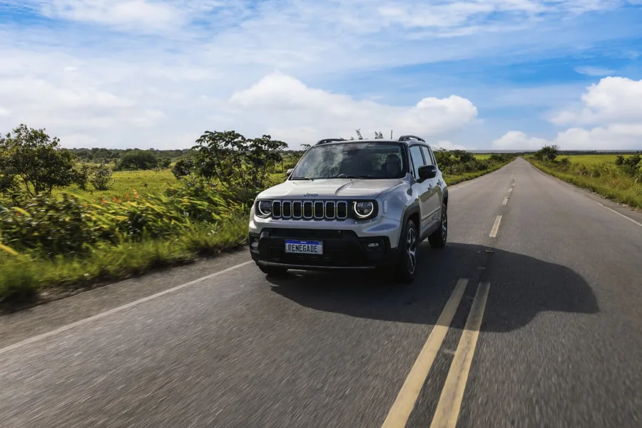O Jeep Renegade Sahara 1.3 2026 é um SUV compacto voltado para quem busca conforto, segurança e tecnologia no uso urbano, mas também deseja estabilidade e confiança em viagens curtas.