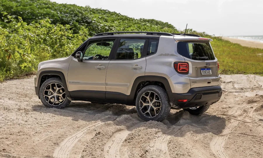 O Jeep Renegade Sahara 1.3 2026 é um SUV flex voltado para famílias pequenas que buscam conforto, tecnologia e segurança em um carro versátil para o dia a dia urbano e viagens curtas.