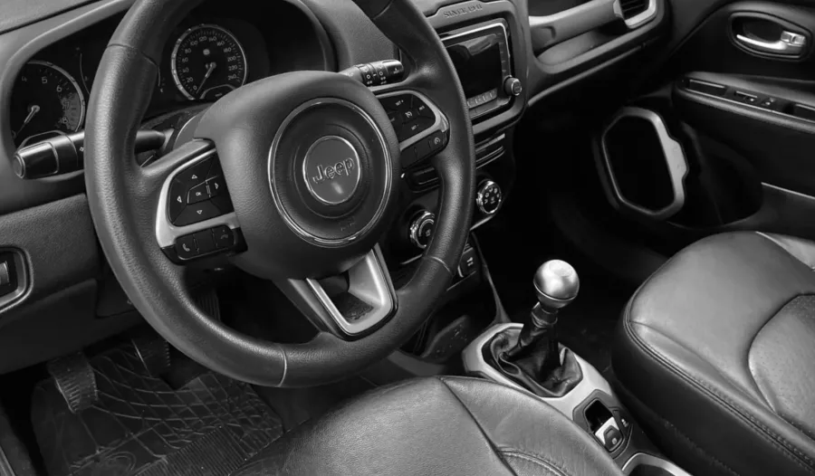 Com tração dianteira e câmbio manual de 5 marchas, a direção elétrica torna o Renegade leve e estável. A condução é firme e confortável.