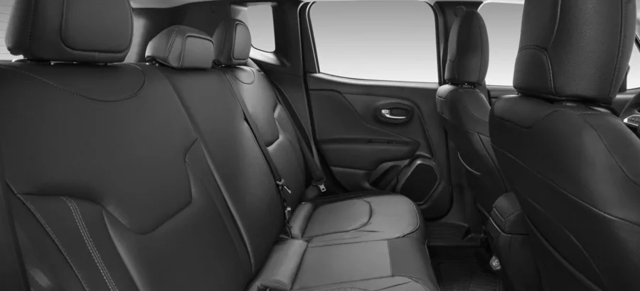 O interior acomoda 5 pessoas e traz bancos em couro, ar digital de duas zonas, controle de velocidade, multimídia com Wi-Fi, carregador por indução e 6 airbags. Porta-malas de 314 litros e posição alta favorecem o uso diário.