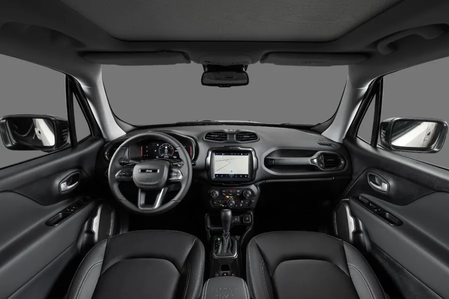 O câmbio automático de 9 marchas e a tração integral sob demanda garantem conforto e segurança ao dirigir. O sistema atua automaticamente, melhorando o desempenho em subidas e terrenos escorregadios.