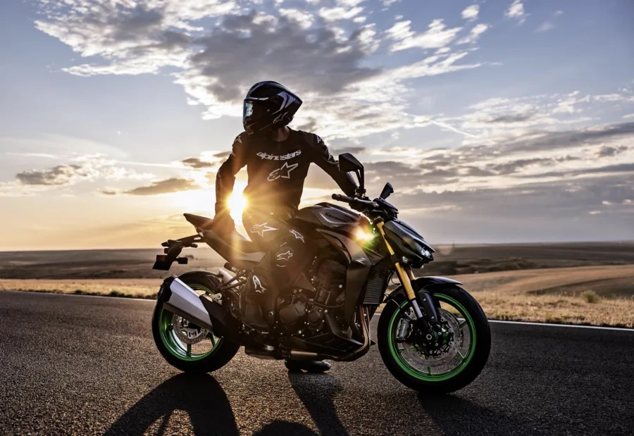 Kawasaki Z1100 2026 é revelada com motor 1.099 cm³ e pacote eletrônico avançado