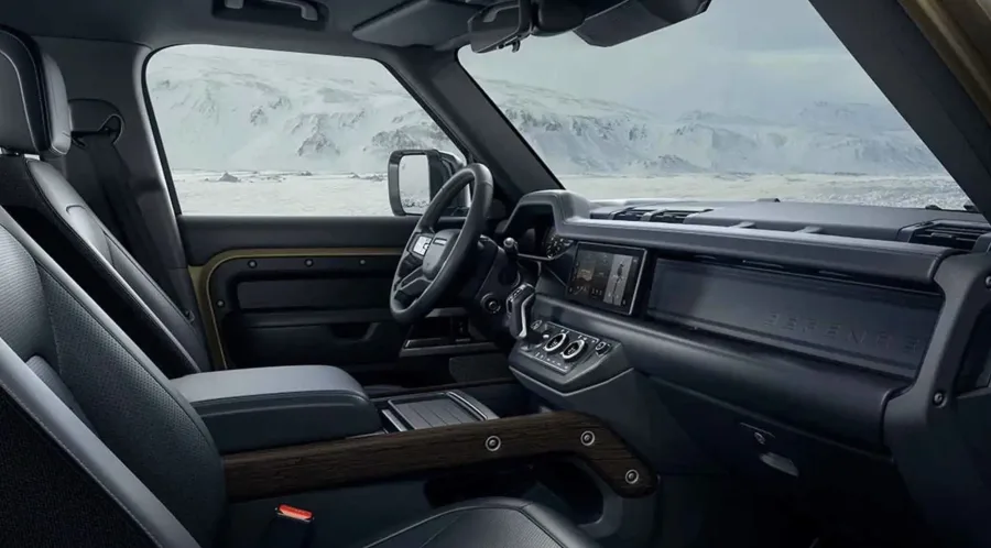 O câmbio automático de 8 marchas ZF oferece trocas suaves e precisão nas retomadas, mantendo o uso confortável no trânsito urbano.