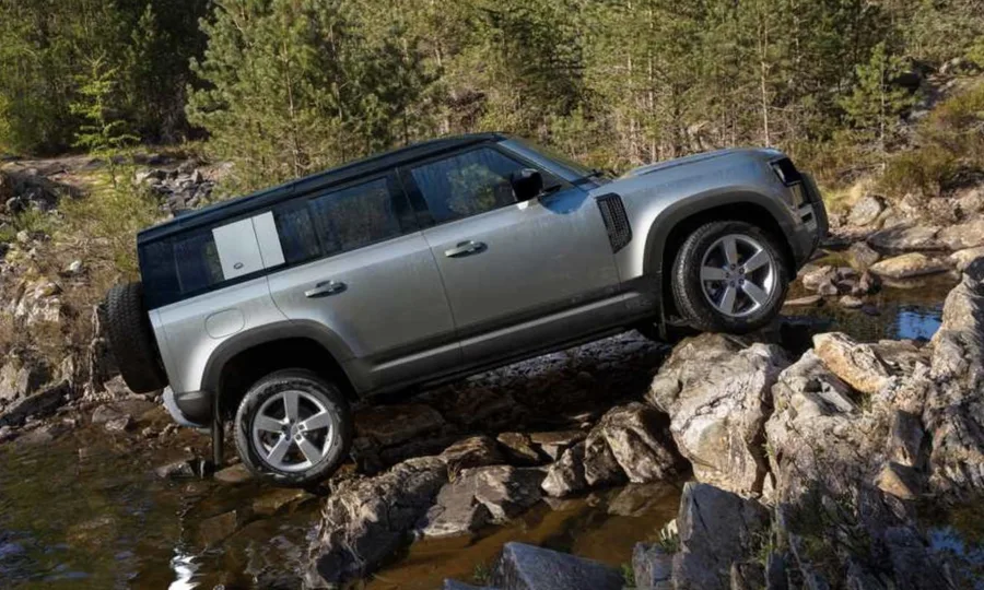 O consumo é de 9,1 km/l na cidade e 10,6 km/l na estrada, com tanque de 89 litros e autonomia total próxima de 900 km, ideal para viagens longas.